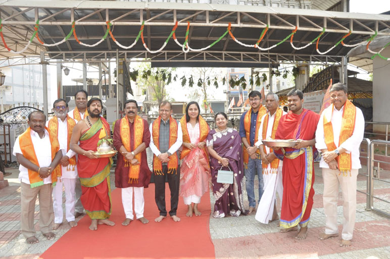 Honorable CEO of Shri Saibaba Sansthan, Shri Goraksha Gadilkar, Visits Sri Sai Sannidhi with Family