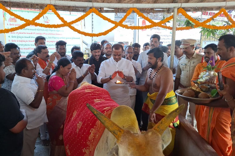 Minister Komatireddy Venkata Reddy Visits Sri Sai Sannidhi Temple