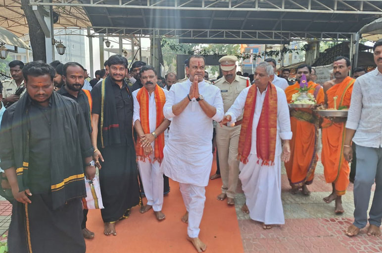 Minister Komatireddy Venkata Reddy Visits Sri Sai Sannidhi Temple