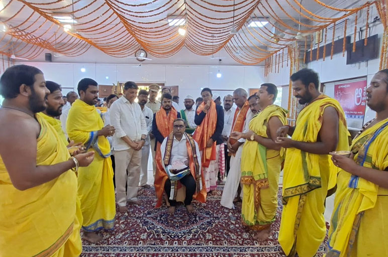 Esteemed Judges Visit Sri Sai Sannidhi Temple and Receive Vedic Blessings