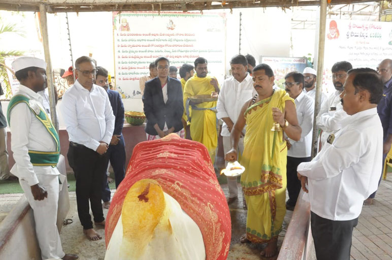 Esteemed Judges Visit Sri Sai Sannidhi Temple and Receive Vedic Blessings
