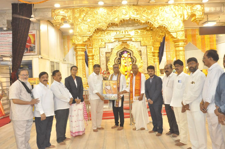 Esteemed Judges Visit Sri Sai Sannidhi Temple and Receive Vedic Blessings